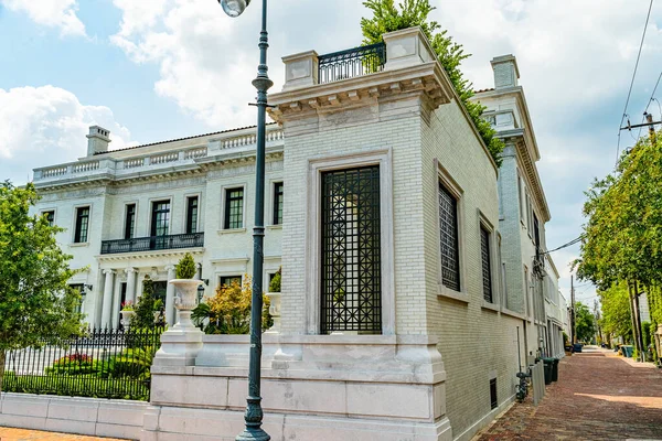 Belles rues et maisons dans le centre de Savannah, Géorgie, États-Unis — Photo