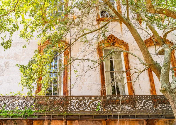 Vintage windows on Beautiful streets and homes in downtown Savannah, Georgia, Stati Uniti d'America — Foto Stock