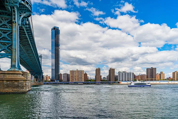 Pont de Manhattan sur East River et copropriété en bord de mer Manhattan New York Vue grand angle — Photo