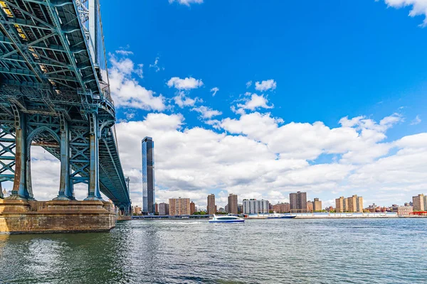 Pont de Manhattan sur East River et copropriété en bord de mer Manhattan New York Vue grand angle — Photo