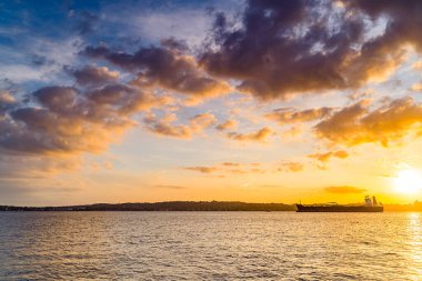 Güzel rıhtım, gün batımında gökyüzü ve bulutlar Brooklyn, New York 'taki Gravesend Körfezi manzarası