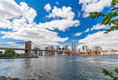 Brooklyn Tarih Derneği DUMBO, Brooklyn Köprüsü, Doğu Nehri ve Manhattan, New York City, ABD