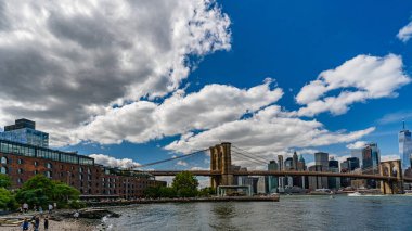 Brooklyn Tarih Derneği DUMBO, Brooklyn Köprüsü, Doğu Nehri ve Manhattan New York 'ta şehir merkezinde..