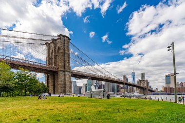 Geniş açılı Brooklyn Köprüsü, Manhattan ufuk çizgisi, Bir Dünya Ticaret Merkezi Empire Fulton Ferry Park