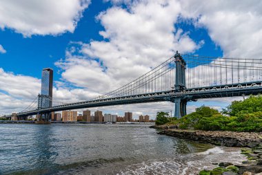 Manhattan Köprüsü, East River Brooklyn Tarih Topluluğu DUMBO ve sahil manzaralı Manhattan City Sitesi.