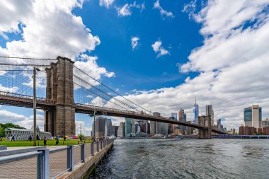 Geniş açılı Brooklyn Köprüsü, Manhattan ufuk çizgisi, Bir Dünya Ticaret Merkezi Empire Fulton Ferry Park