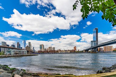 Geniş açılı Brooklyn Köprüsü, Manhattan Köprüsü aşağı Manhattan silueti, Tek Dünya Ticaret Merkezi Fulton Feribot Parkı