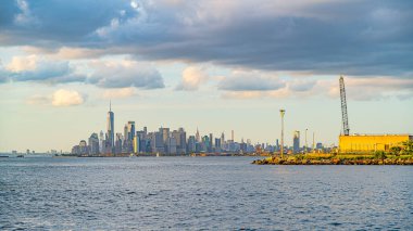 Güneş batarken güzel rıhtım, gökyüzü ve bulutlar Brooklyn ve Manhattan 'daki Gravesend Körfezi, New York
