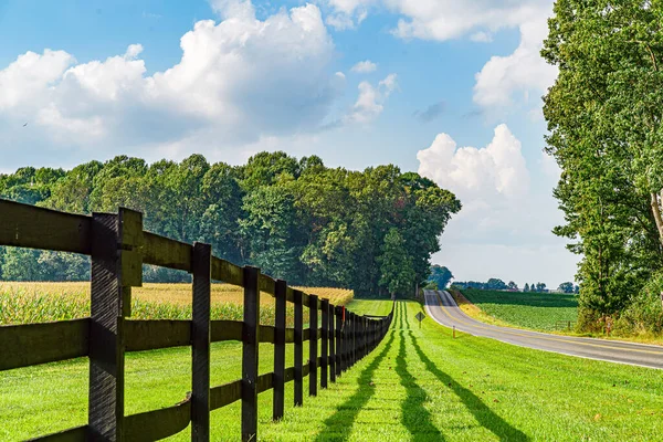 Amish country field agriculture, όμορφο καφέ ξύλινο φράχτη, αγρόκτημα, αχυρώνα στο Λάνκαστερ, PA ΗΠΑ — Φωτογραφία Αρχείου