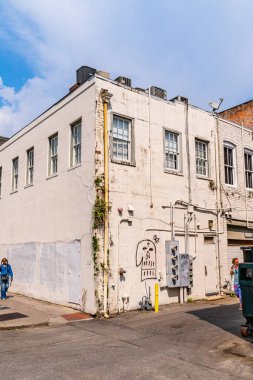 Savannah, Georgia ABD - 10 Eylül 2019: Savannah, Georgia, ABD şehir merkezindeki güzel caddeler ve evler.