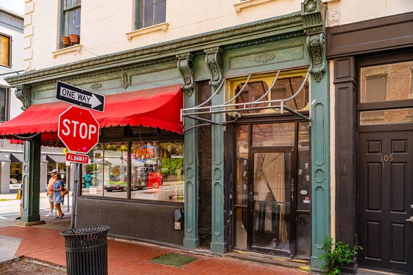 Savannah, Géorgie États-Unis - 10 septembre 2019 : Belles rues et maisons dans le centre de Savannah, Géorgie, États-Unis — Photo