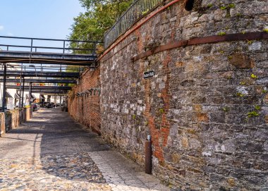 Savannah şehir merkezindeki güzel sokaklar ve evler, taş duvar, Georgia, ABD