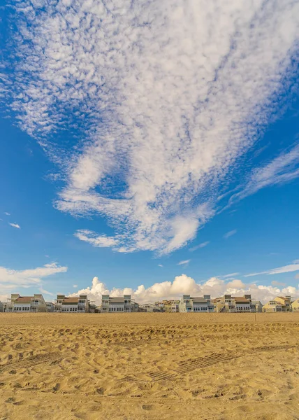 Långt Rockaway beach, hus under uppbyggnad på bakgrunden av en vacker himmel med moln, New York USA — Stockfoto