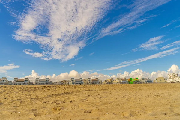 Långt Rockaway beach, hus under uppbyggnad på bakgrunden av en vacker himmel med moln, New York USA — Stockfoto