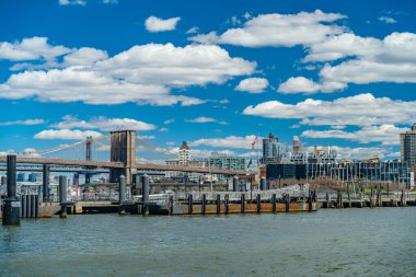 Manhattan, New York, ABD - 10 Nisan 2019: Pier 15, East River Esplanade, Brooklyn ve Brooklyn Köprüsü Manhattan, New York 'taki East River Bikeway.