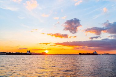 Güzel rıhtım, gün batımında gökyüzü ve bulutlar Brooklyn, New York 'taki Gravesend Körfezi manzarası