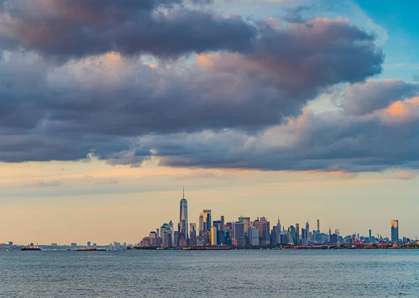 Beau front de mer, ciel et nuages au coucher du soleil, vue sur Gravesend Bay à Brooklyn et Manhattan, New York — Photo