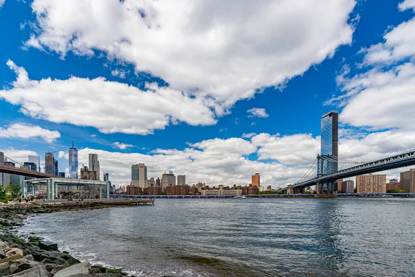 Vue grand angle Brooklyn Bridge, Manhattan Bridge avec horizon Manhattan inférieur, One World Trade Center Empire Fulton Ferry Park — Photo