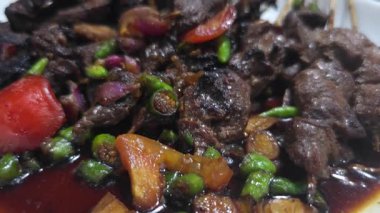 Sate kambing, Keçi eti sate, Keçi satay, koyun eti Endonezya mutfağı soya soslu ızgara keçi eti, dilimlenmiş arpacık soğanı, dilimlenmiş cayyene biberi, doğranmış domates ve salatalık ile servis edilir.