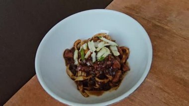 Jjajangmyeon, Jajangmyeon, Kalın siyah fasulye soslu Kore eriştesi, Kore usulü Çin yemeği.