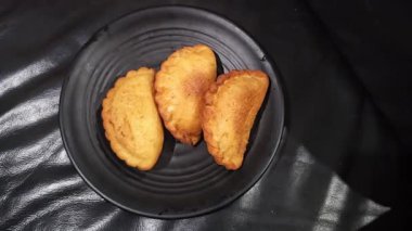 Panada, Manado, Kuzey Sulawesi Endonezya 'dan geleneksel bir hamur işidir. Skipjack ton balığı ve rendelenmiş papaya ile kızartılmış ekmek.