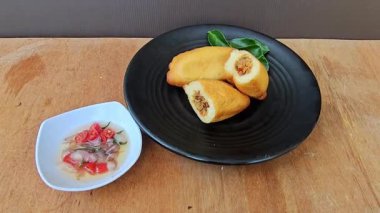Panada, Manado, Kuzey Sulawesi Endonezya 'dan geleneksel bir hamur işidir. Skipjack ton balığı ve rendelenmiş papaya ile kızartılmış ekmek.