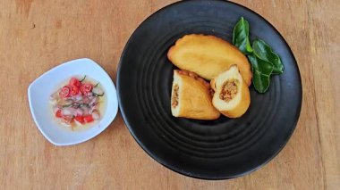 Panada, Manado, Kuzey Sulawesi Endonezya 'dan geleneksel bir hamur işidir. Skipjack ton balığı ve rendelenmiş papaya ile kızartılmış ekmek.