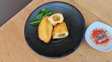 Panada, Manado, Kuzey Sulawesi Endonezya 'dan geleneksel bir hamur işidir. Skipjack ton balığı ve rendelenmiş papaya ile kızartılmış ekmek.