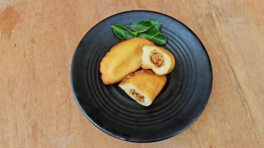 Panada, Manado, Kuzey Sulawesi Endonezya 'dan geleneksel bir hamur işidir. Skipjack ton balığı ve rendelenmiş papaya ile kızartılmış ekmek.