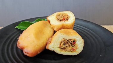 Panada, Manado, Kuzey Sulawesi Endonezya 'dan geleneksel bir hamur işidir. Skipjack ton balığı ve rendelenmiş papaya ile kızartılmış ekmek.