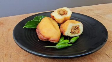 Panada, Manado, Kuzey Sulawesi Endonezya 'dan geleneksel bir hamur işidir. Skipjack ton balığı ve rendelenmiş papaya ile kızartılmış ekmek.