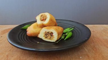 Panada, Manado, Kuzey Sulawesi Endonezya 'dan geleneksel bir hamur işidir. Skipjack ton balığı ve rendelenmiş papaya ile kızartılmış ekmek.