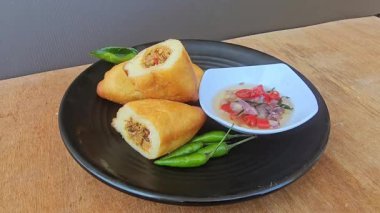 Panada, Manado, Kuzey Sulawesi Endonezya 'dan geleneksel bir hamur işidir. Skipjack ton balığı ve rendelenmiş papaya ile kızartılmış ekmek.