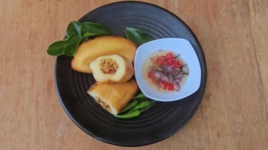 Panada, Manado, Kuzey Sulawesi Endonezya 'dan geleneksel bir hamur işidir. Skipjack ton balığı ve rendelenmiş papaya ile kızartılmış ekmek.