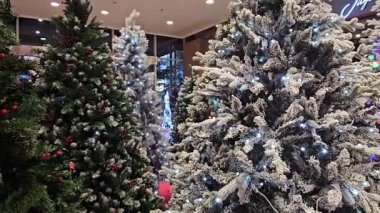 Noel ağaçları, Pohon Natal kış temalı dekorasyonu, kar taneleri ve ışıkları, gümüş ve beyaz süslemesi, Noel beyazı konsepti