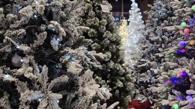 Noel ağaçları, Pohon Natal kış temalı dekorasyonu, kar taneleri ve ışıkları, gümüş ve beyaz süslemesi, Noel beyazı konsepti