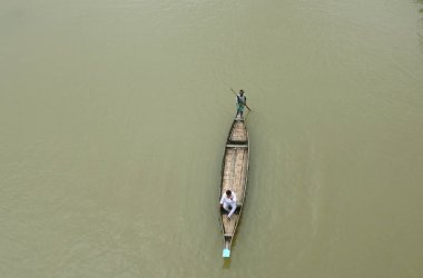 Ratargul Gölü 'nde bir Cockleboat, Sylhet