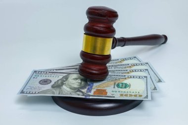 Hakim tokmak ve beyaz arka plandaki para ceza, ceza ve rüşvet kavramını temsil ediyor..