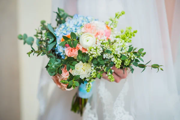 Sposa che tiene un bellissimo bouquet da sposa di fiori bianchi e blu, rosati, primavera — Foto Stock