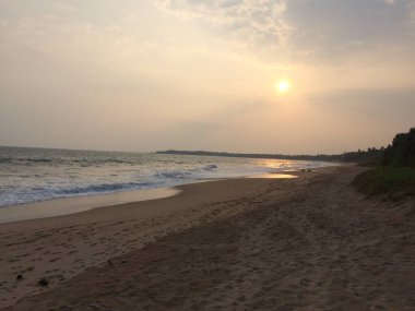 Hindistan okyanusunda gün batımında sahilin dikey görüntüsü.