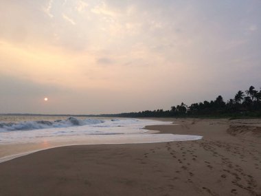 Sahilde güzel bir gün batımı