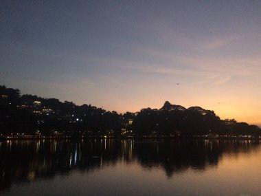 Gölün üzerinde güzel bir gün batımı