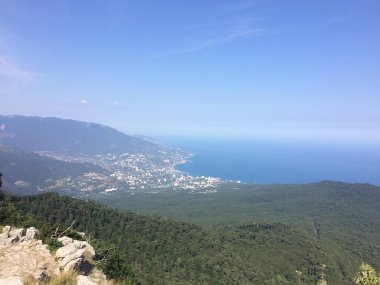 Yalta Dağı 'nın zirvesinden şehre bak.