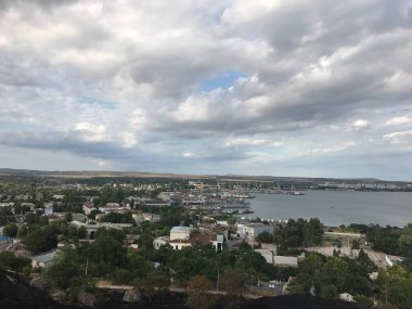 Güneşli bir günde yukarıdan bir şehrin manzarası. Dinyeper 'in şehri Dinyeper şehrinde..