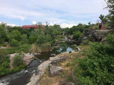 Şehirdeki nehir manzarası