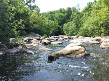 Dağlarda güzel bir şelale