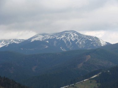 Dağların manzarası ve dağın yüksekliğinden sis..