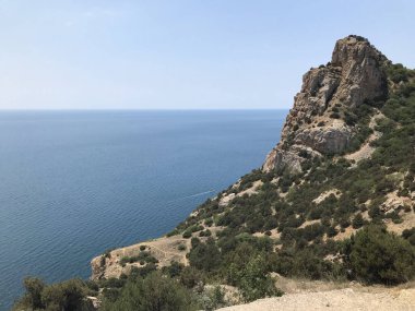 Dağlarda gölü olan güzel bir manzara.