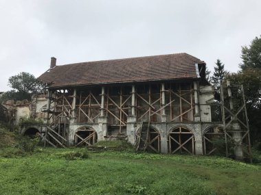 Köyde terk edilmiş eski bir ev.