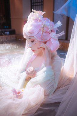 Bu ruhani güzellikle, pembe saçlarıyla ve yumuşak pastel elbisesiyle rüya gibi, sakin bir atmosfer yaratarak fantezi ya da yaşam tarzı teması için mükemmel bir cazibe yaşayın..